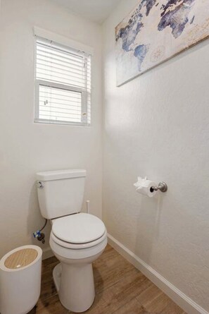 Bruser, hårtørrer, bidet, håndklæder