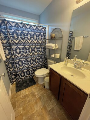 Een haardroger, handdoeken, zeep, toiletpapier