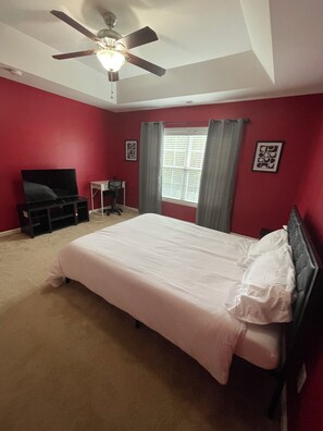 Een bureau, een strijkplank/strijkijzer, gratis wifi, beddengoed