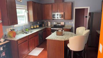 Geladeira, micro-ondas, fogão, cooktop