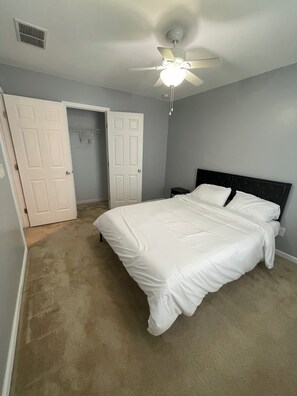 Escrivaninha, ferros/tábuas de passar roupa, Wi-Fi de cortesia