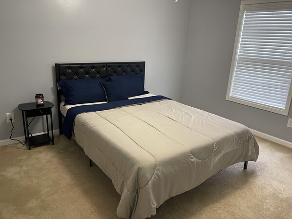 Escritorio, tabla de planchar con plancha, wifi gratis y ropa de cama 