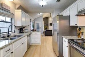 Four à micro-ondes, un four, surface de cuisson, lave-vaisselle