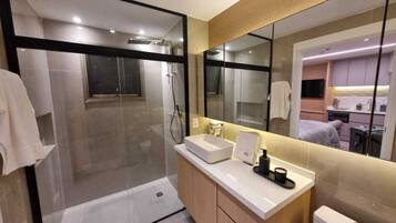 Secador de cabelo, toalhas de banho, papel higiênico