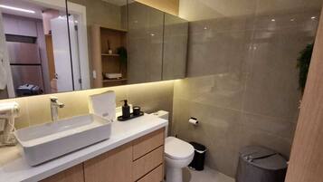 Secador de cabelo, toalhas de banho, papel higiênico