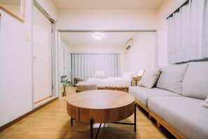 Appartement, 1 chambre, non-fumeur | Bureau, fer et planche à repasser