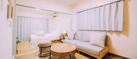 Appartement, 1 slaapkamer, niet-roken | Een bureau, een strijkplank/strijkijzer