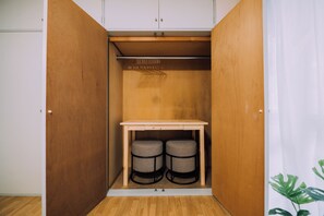 Apartamento, 1 habitación, no fumadores | Escritorio y tabla de planchar con plancha