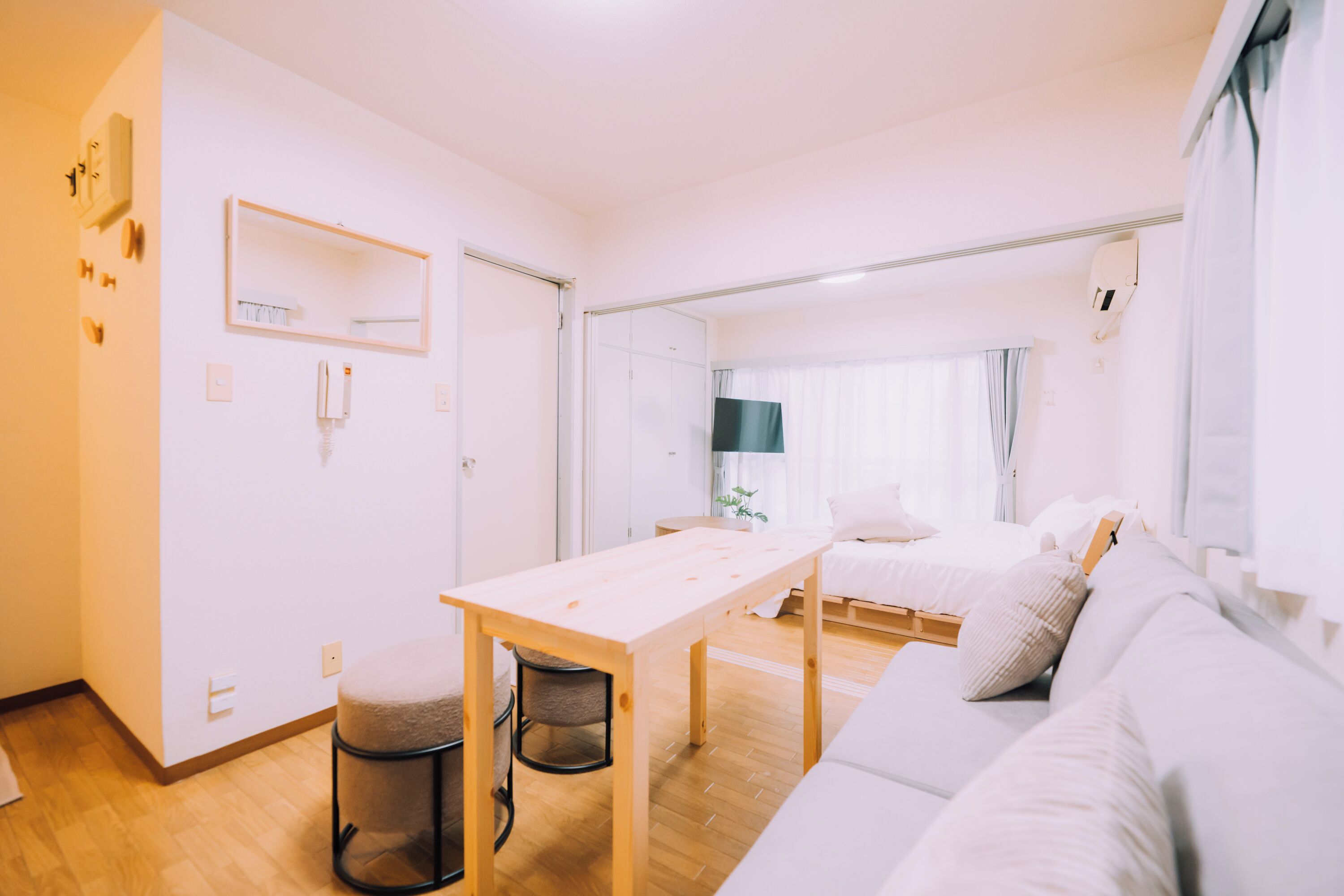 Departamento, 1 habitación, para no fumadores | Escritorio y tabla de planchar con plancha 