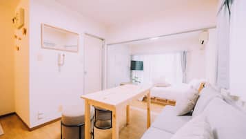 Departamento, 1 habitación, para no fumadores | Escritorio y tabla de planchar con plancha