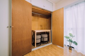 Appartement, 1 chambre, non-fumeur | Bureau, fer et planche à repasser