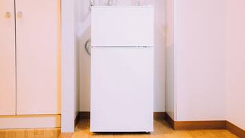 Apartment, 1 Bedroom, Non Smoking | Private kitchen | Microwave, stovetop, electric kettle, cookware/dishes/utensils