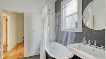 Classic Apartment | Bathroom