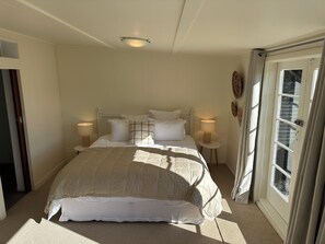 Een strijkplank/strijkijzer, wifi, beddengoed