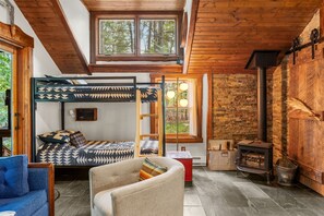 2 عدّة غرف نوم وواي فاي وملاءات أسرّة