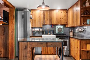 Refrigerador, microondas, horno y parrilla de estufa