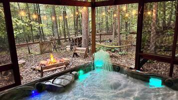 Outdoor spa tub