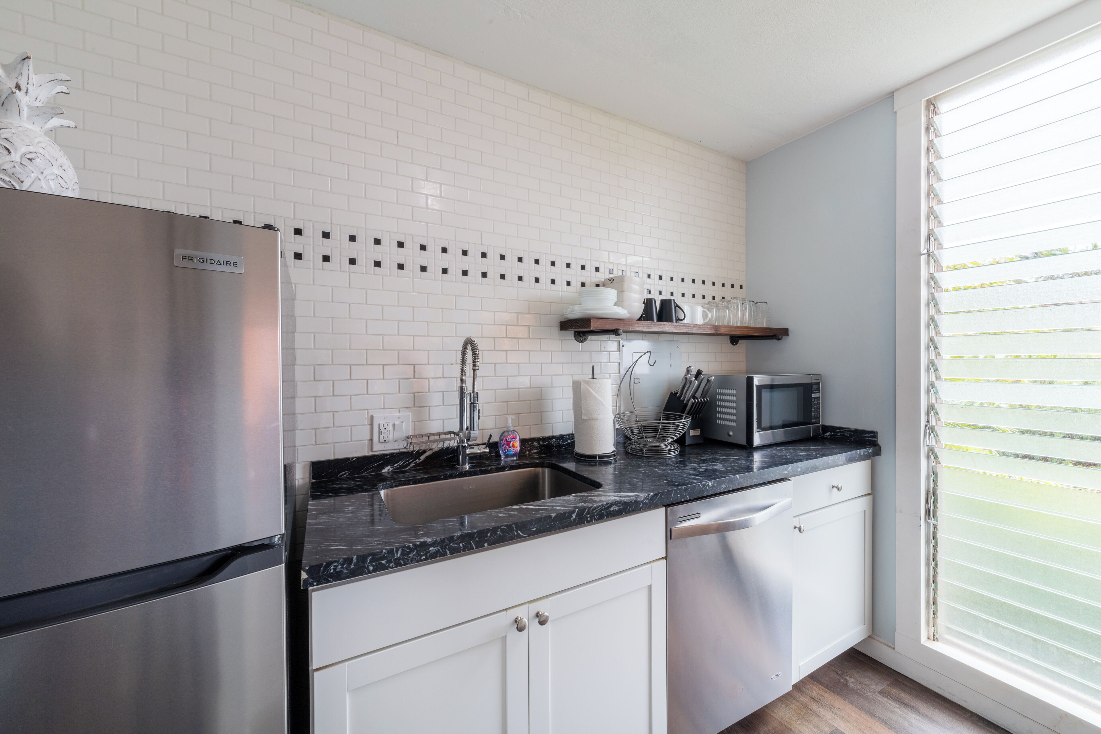 Microondas, horno, parrilla de estufa y lavavajillas 