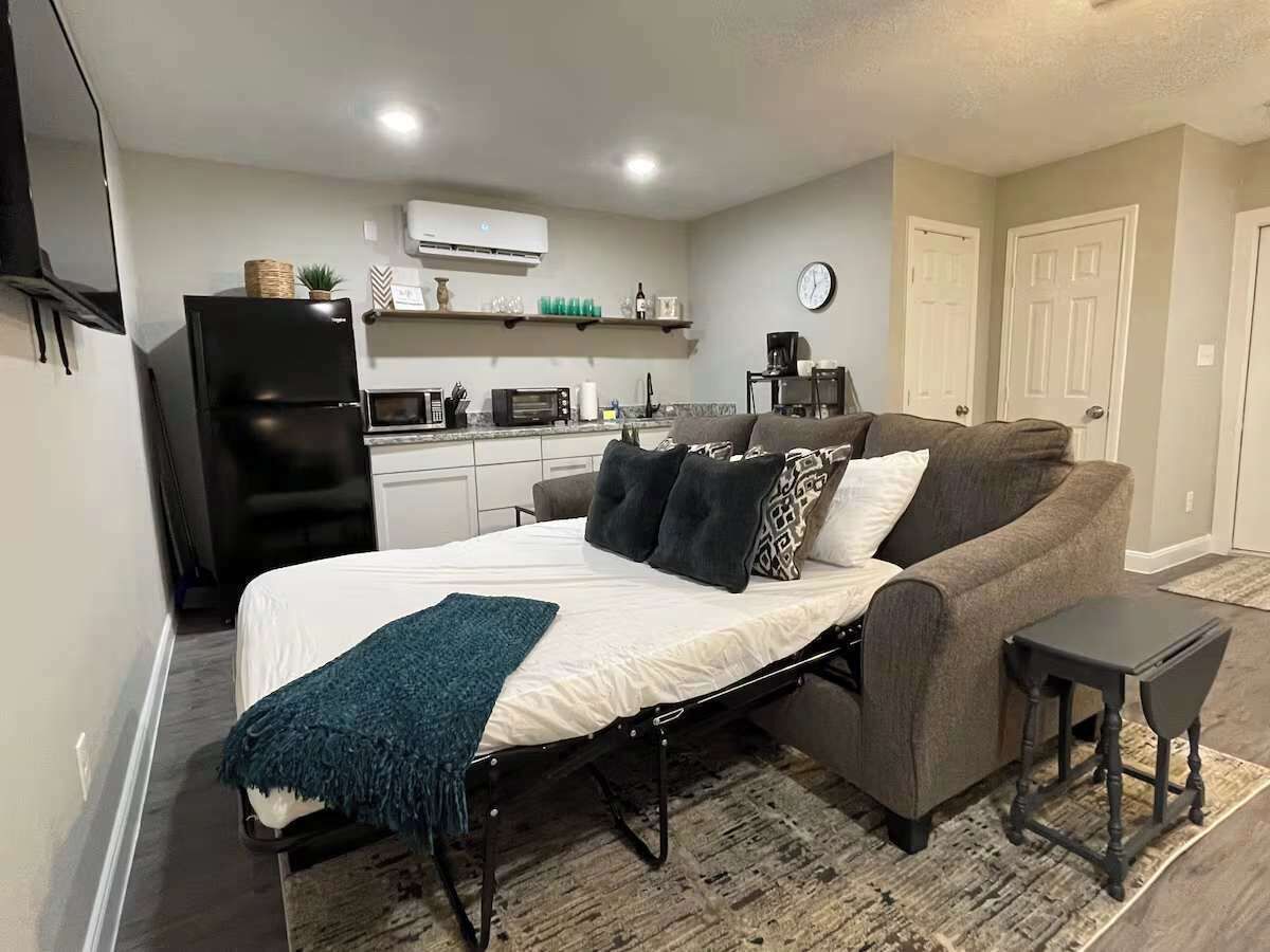 4 slaapkamers, een bureau, een strijkplank/strijkijzer, reisbedje