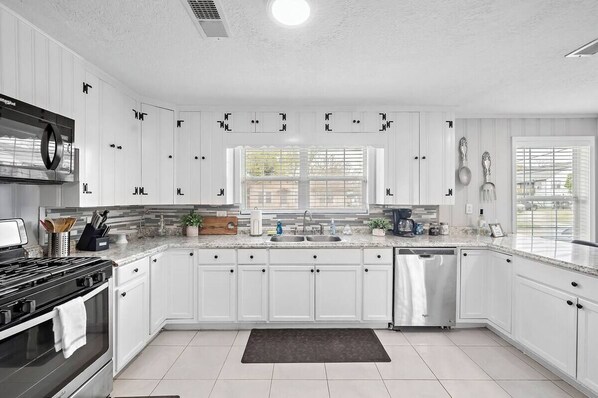 Frigorífic, microones, forn i placa de cuina 