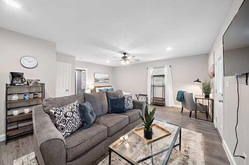 Spacious 4BR Family Home: BBQ | Baytown | NASA