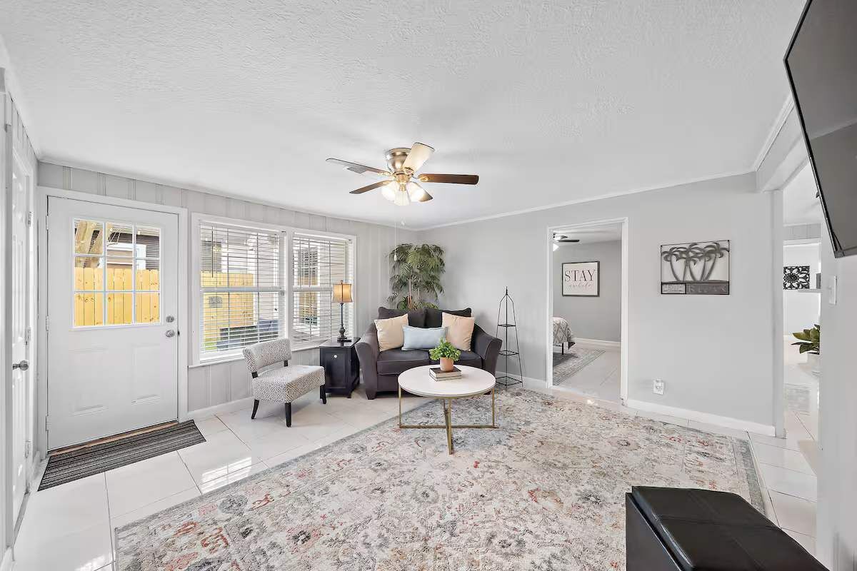 Orbital Oasis: Dual Living Near Nasa - Baytown, TX