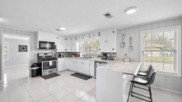 Een koelkast, een magnetron, een oven, een kookplaat