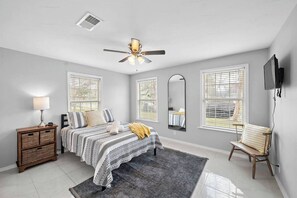 4 dormitoris, escriptori i planxa i posts de planxar 