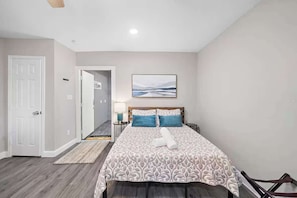 4 habitaciones, escritorio y tabla de planchar con plancha 