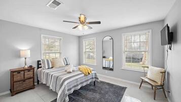 4 camere, una scrivania, ferro/asse da stiro, culla da viaggio