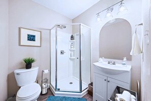 Douche, séchoir à cheveux, serviettes fournies, shampooing