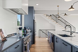 Køleskab, mikrobølgeovn, ovn, kogeplade