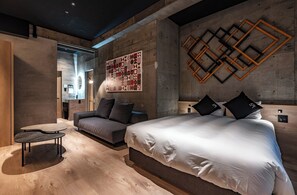 Quarto casal básico | Escrivaninha, espaço de trabalho para notebook, Wi-Fi de cortesia