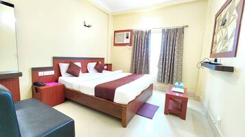 Deluxe Double Room | Hypo-allergenic bedding, desk, soundproofing, free WiFi