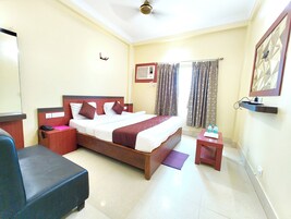 Deluxe Double Room | Hypo-allergenic bedding, desk, soundproofing, free WiFi