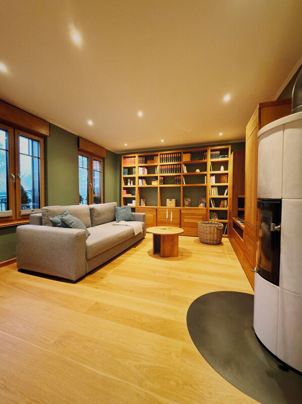 Fernseher, Kamin, Bücher