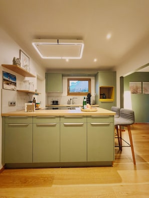 Geladeira, micro-ondas, fogão, cooktop