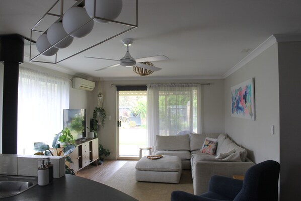 TV - Hideaway on Seattle Dunsborough (dunsborugh)