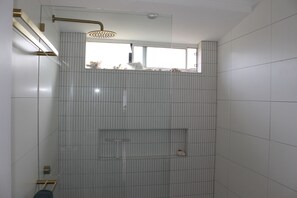 Douche, serviettes fournies, savon, shampooing