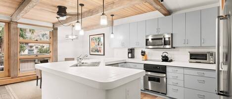 Køleskab, mikrobølgeovn, kogeplade, opvaskemaskine