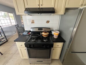 Kjøleskap, mikrobølgeovn, ovn og kokeplater