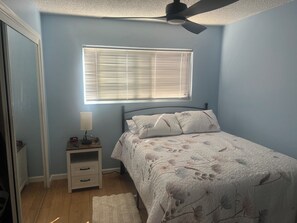 2 chambres, coffres-forts dans les chambres, fer et planche à repasser