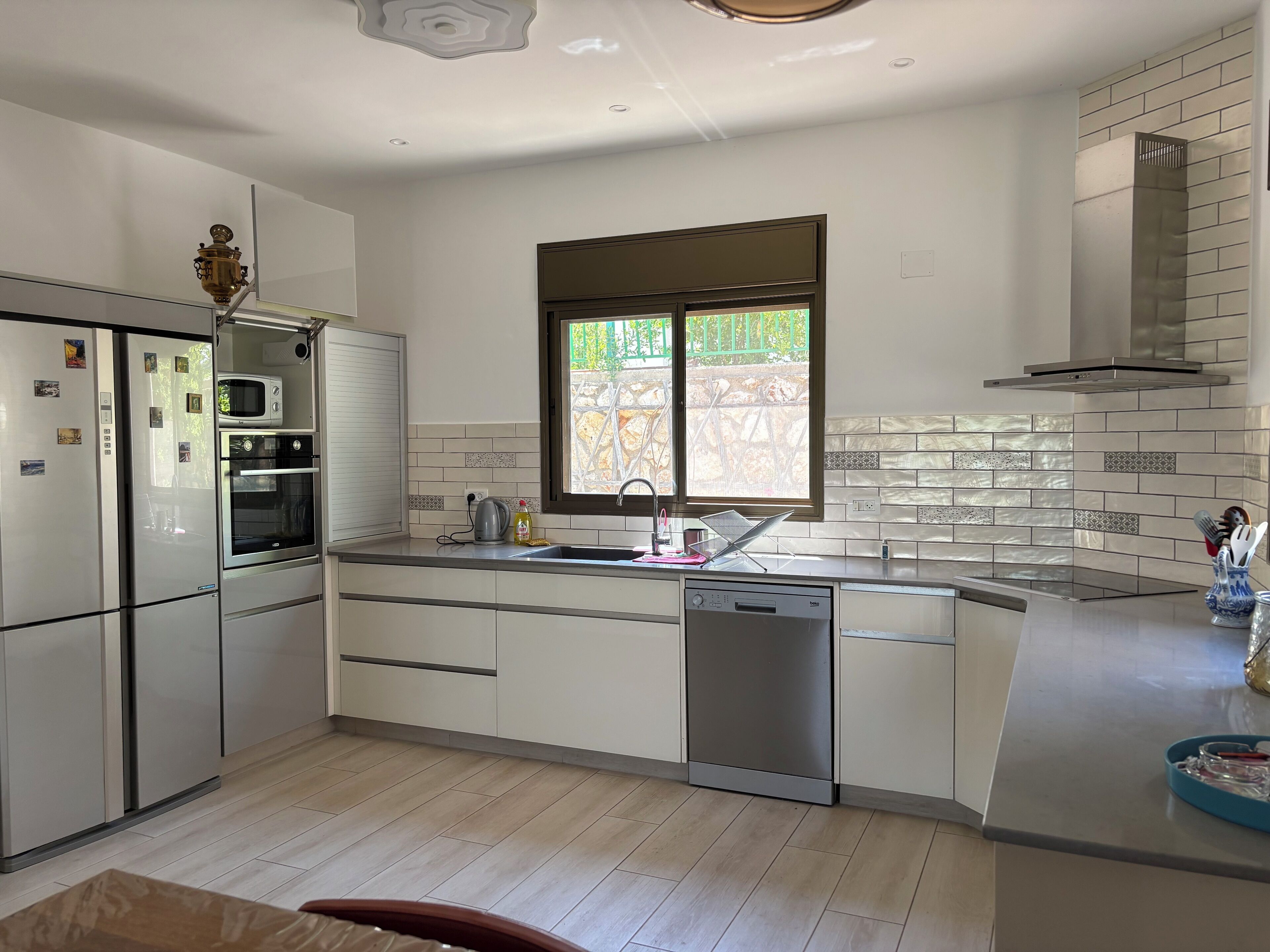 Een magnetron, een oven, een kookplaat, een vaatwasser