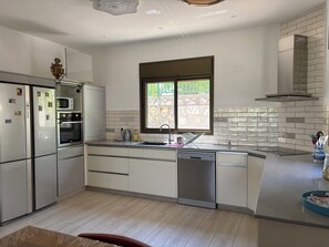 Microondas, horno, placa de cocina y lavavajillas