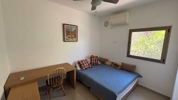 4 makuuhuonetta, työpöytä, ilmainen Wi-Fi, vuodevaatteet