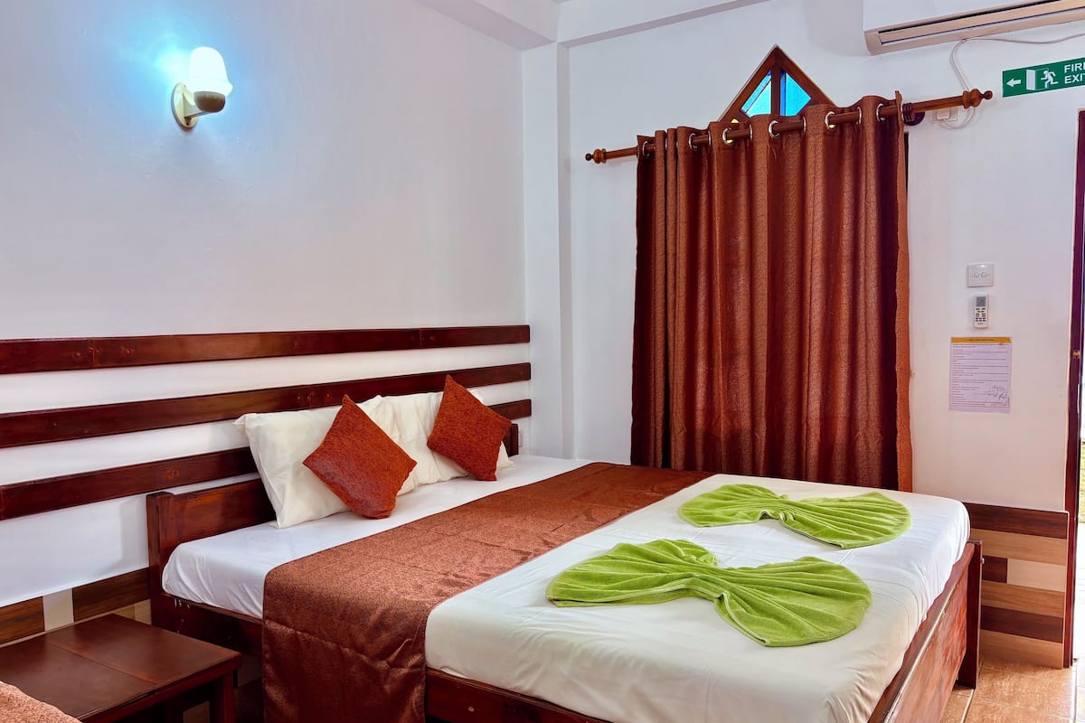 Quarto triplo luxo, vista para a piscina | Cofres nos quartos, Wi-Fi de cortesia