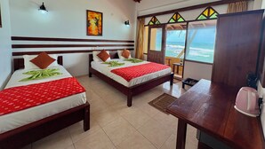 Quarto de hotel com duas camas, teto de madeira, um quadro, vista para o oceano e uma mesa com chaleira.