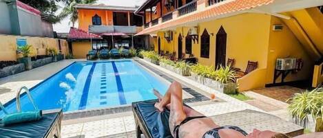 Piscine extérieure, parasols de plage, chaises longues