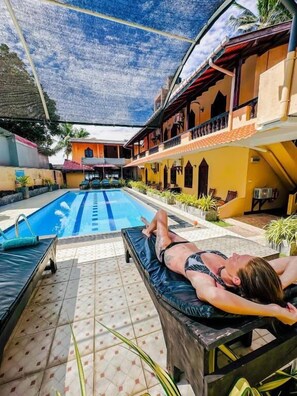 Utomhuspool, öppet 08.00 till 20.00, parasoller och solstolar