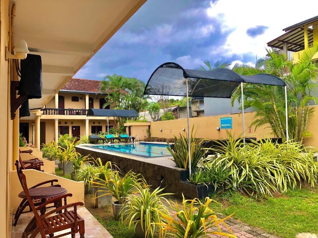 室外游泳池，08:00 至 20:00 开放，池畔遮阳伞，日光浴躺椅